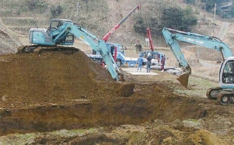 鳥インフルエンザ発生 埋却地掘削作業・埋却作業